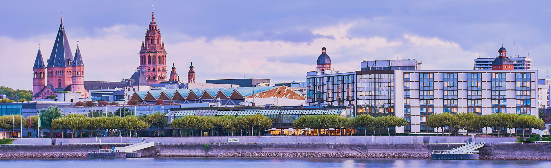 Skyline von Mainz im Abendlicht