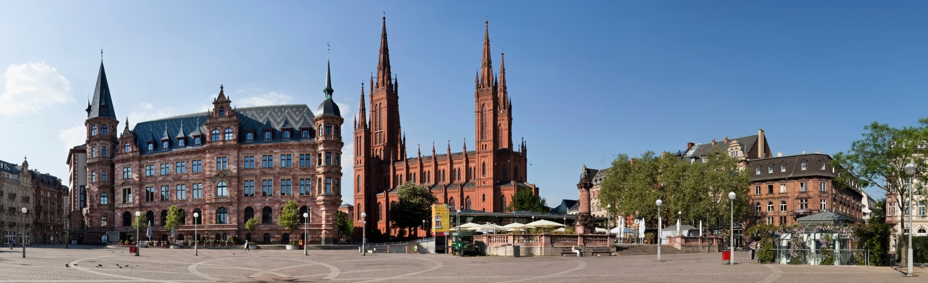 Panoramaaufnahme vom Marktplatz in Wiesbaden